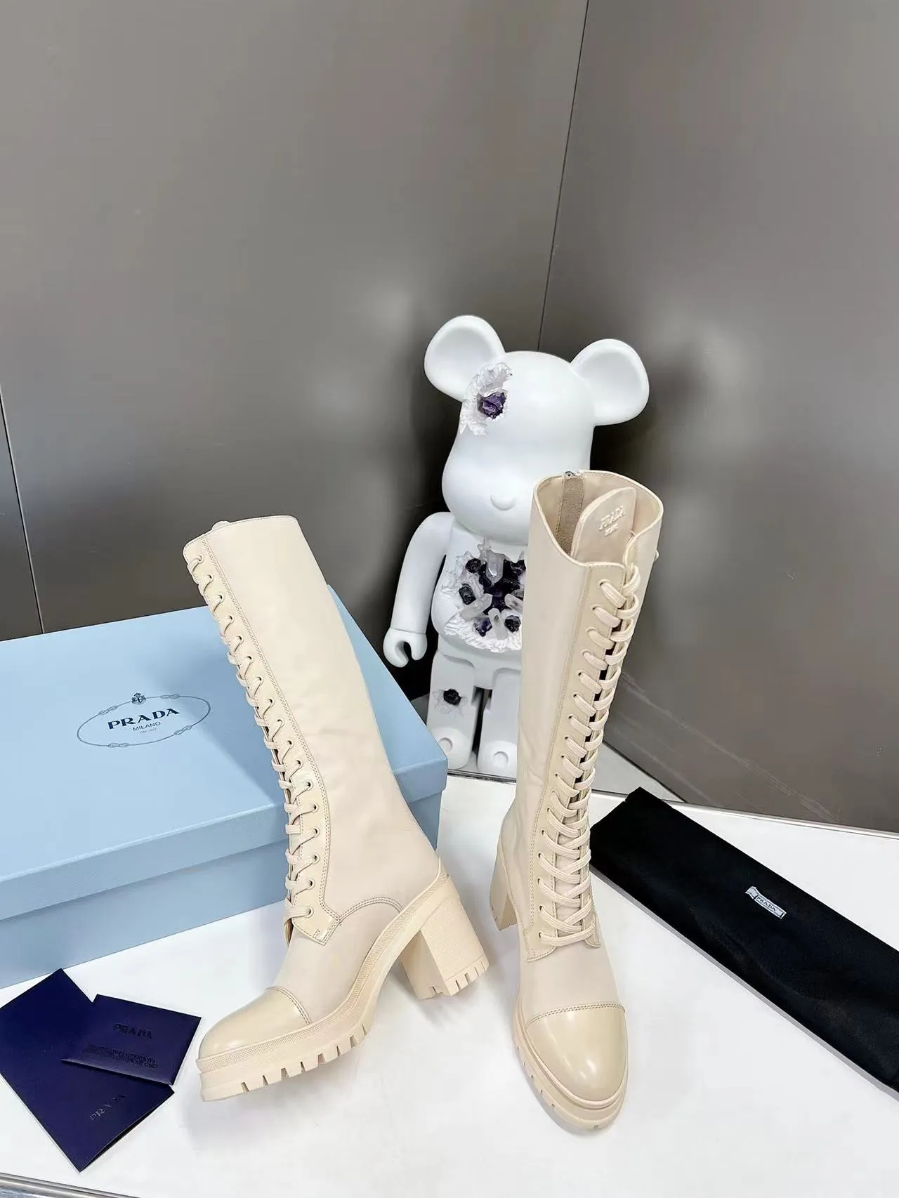 👟👟Ex-factory price 700👟👟 2022SSS re-launches the new and newest boot length of Poundala —————————— 💥PRADA’s spring morning T catwalk show is the same model "Dream City Night". Prada can focus on the right scene. It has a fresh breeze with a sense of luxury. It is perfect on the feet. 💃💃 Wear it with the matching shoes. It is elegant and high-quality, crystal clear and has various qualities. The materials are uniquely designed by the company and must be zero-edged. The entire series is full of exciting and interesting combinations of exterior elements. Different materials and textured fabrics express a strong artistic flavor. You can slightly appreciate the changing styles of Prada girls. 1⃣Upper: matte glossy open edge scarlet, 2⃣Lining: imported sheepskin lining 3⃣Outsole: original Italian large color original 4⃣🔺original foot pads, size female 35M-40M